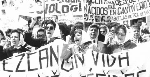 manifestación de las Abuelas de la Plaza de Mayo.