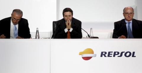 El vicepresidente de Repsol, Isidre Faine, el consejero delegado, Josu Jon Imaz, y el presidente, Antoni Brufau, en la última junta de accionistas de la petrolera. REUTERS