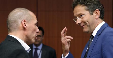 El ministro de Finanzas griego, Yanis Varoufakis, conversa con el jefe del  Eurogrpo, el holandés Jeroen Dijsselbloem, antes del comienzo de la reunión de los ministros de la moneda única. REUTERS/Francois Lenoir