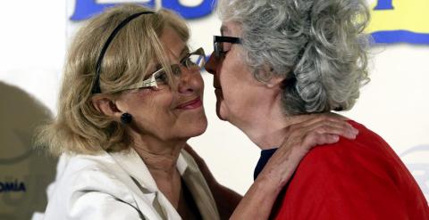 La candidata de Ahora Madrid a la Alcaldía de la capital, Manuela Carmena, saluda a la periodista Soledad Gallego-Díaz, momentos antes de protagonizar un desayuno informativo organizado en Madrid por el Forum Europa. EFE/Zipi