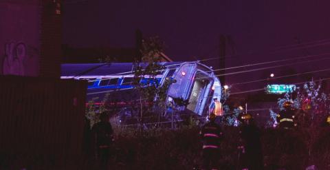 Los servicios de rescate trabajan en el lugar del accidente. / Charles Mostoller (REUTERS)