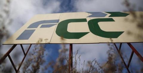 Cartel de FCC en una obra. REUTERS