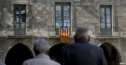 Imagen de esta mañana de la fachada del Ayuntamiento de Manresa (Barcelona), gobernado por CIU, con la bandera estelada en el balcón después que la junta electoral central ha ordenado la retirada de esteladas en los ayuntamientos, edificios públicos y col