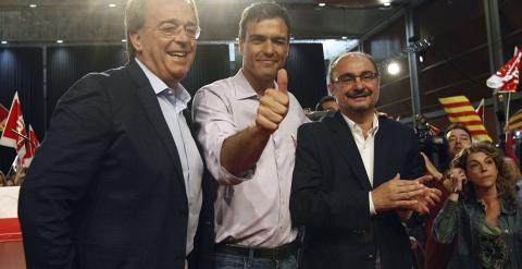 El secretario general del PSOE, Pedro Sánchez, junto los candidatos socialistas a la presidencia de Aragón, Javier Lambán, y a la alcaldía de Zaragoza, Carlos Pérez Anadón, durante el acto central de campaña de los socialistas aragoneses. EFE/Toni Galán