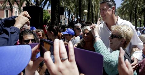 El alcalde y candidato del PPC en Badalona, Xavier García Albiol, saluda a los asistentes a la butifarrada popular organizada por su formación. EFE/Alberto Estévez