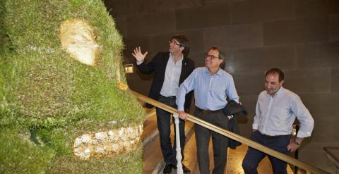 El presidente de la Generalitat, Artur Mas,  durante la visita que ha realizado hoy a la muestra floral Temps de Flors de Girona. EFE/Robin Townsend