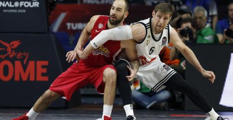 l base de Olympiacos Vassilis Spanoulis (i) lucha la posición con el argentino Andrés Nocioni, MPV de la Final Four. EFE/Juan Carlos Hidalgo