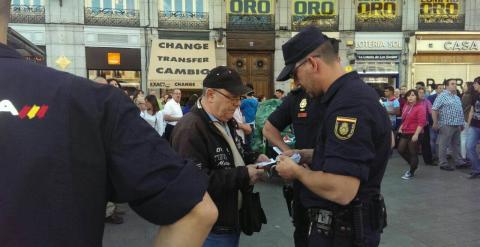 Agentes de Policía cercan la emblemática Puerta del Sol para impedir la asablea 'no partidista' convocada por el movimiento 15-M. PD