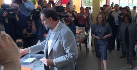 Mariano Rajoy deposita su voto