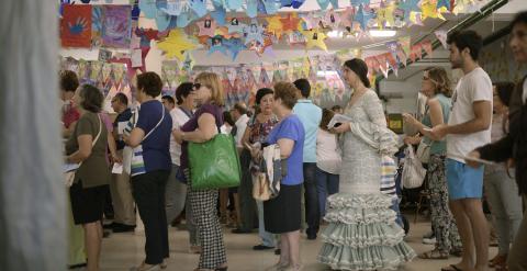 Varias personas esperan su turno para votar en el colegio electoral Eduardo Lucena de Córdoba, durante los comicios municipales que se celebran hoy. EFE/Rafa Alcaide