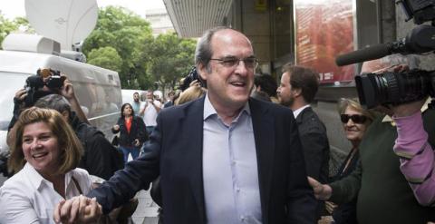 El candidato del PSOE a la presidencia de la Comunidad de Madrid, Ángel Gabilondo, a su llegada al Círculo Bellas Artes, en Madrid, para seguir los resultados de las elecciones autonómicas y municipales. EFE/Luca Piergiovanni