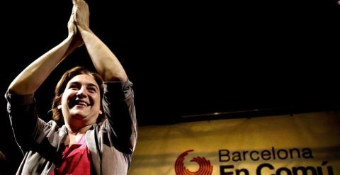 Ada Colau, de Barcelona en Comú, celebra con sus compañeros tras convertirse en la primera mujer que ha ganado las elecciones municipales en Barcelona. EFE/Alberto Estévez