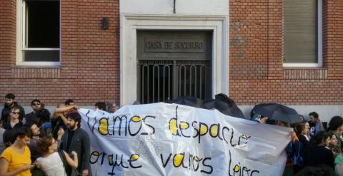 Los activistas del Patio Maravillas, a la entrada del nuevo edificio público donde se van a instralar. A.T.