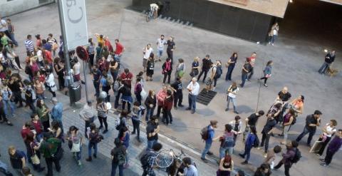 Miembros del colectivo okupa frente al nuevo edificio donde se ha instalado el Patio Maravillas. A.T.