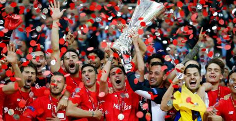 Los jugadores del Sevilla, con el trofeo. Reuters / Carl Recine