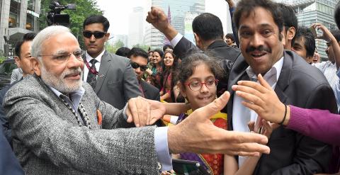 Narendra Modi dando la mano a multitud de personas que se concentraron en las calles de Seoul / REUTERS