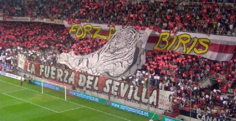 La grada Gol Norte del estadio Sánchez Pizjuán durante un partido.