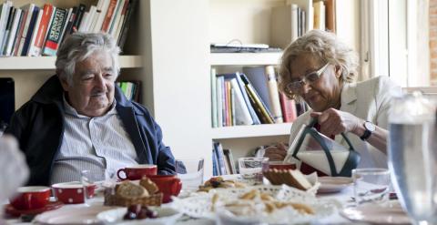 La aspirante a la Alcaldía de la capital de Ahora Madrid, Manuela Carmena, con el expresidente de Uruguay José Mujica, en su domicilio. EFE