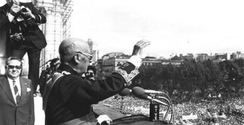 Franco, en octubre de 1975 en la plaza de Oriente, cuando calificó de 'conspiración masónica izquierdista' la repulsa mundial a las cinco ejecuciones de septiembre del mismo año .- EFE