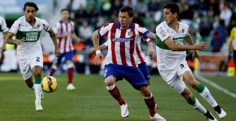 Partido entre el Elche y el Atlético esta temporada. MANUEL LORENZO / EFE