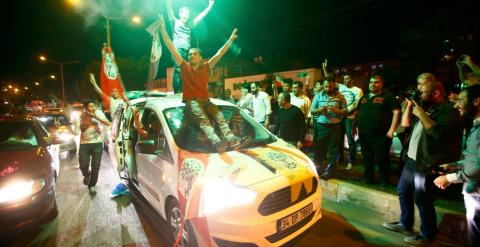 Partidarios del HDP celebran en una calle los resultados de las elecciones Turcas.-  REUTERS/Osman Orsal