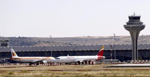 imagen de la torre de control del aeropuerto de Madrid Adolfo Suarez Barajas. EFE/J. J. Guillén