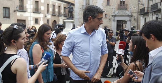 El socialista Eduardo Madina a su llegada a la capilla ardiente de Pedro Zerolo, miembro de la Ejecutiva del PSOE y secretario de Movimientos Sociales, fallecido esta madrugada en su casa de Madrid, instalada en el patio de cristales de la Casa de la Vill