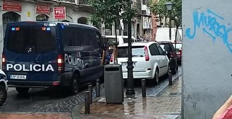 Esta mañana, mientras efectivos de la Policía Nacional y de la Unidad de Intervención Policial desalojaban el inmueble de la calle del Pez 21, lugar donde se ubicaba el centro social Patio Maravillas./ Twitter Patio Maravillas