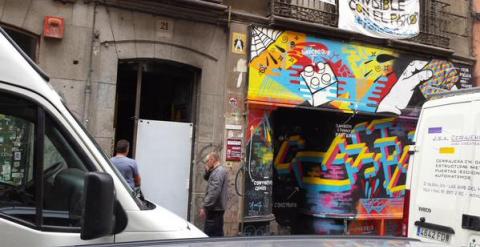 Tapian ventanas y puertas del inmueble donde se ubicaba el centro social Patio Maravillas durante el desalojo producido este jueves sobre las cinco de la madrugada./ Twitter YayoFlautasMadrid