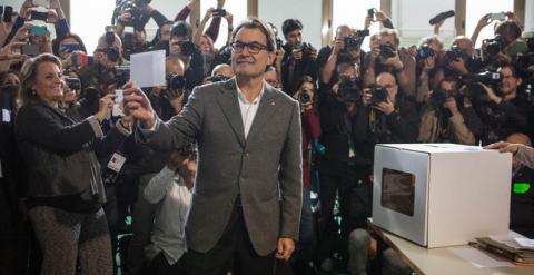 Artur Mas se fotografía antes de votar en la consulta del 9N.