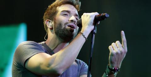 El cantante Pablo Alborán, durante el concierto ofrecido esta noche en la plaza de toros de Las Ventas, en Madrid./ EFE/Alberto Martín