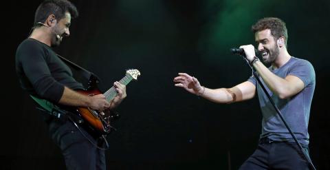 El cantante Pablo Alborán, durante el concierto ofrecido esta noche en la plaza de toros de Las Ventas, en Madrid./ EFE/Alberto Martín