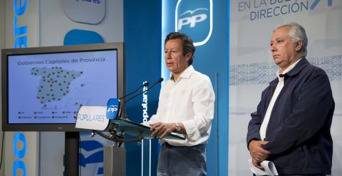 El vicesecretario general de Política Autonómica y Local del PP, Javier Arenas, y el vicesecretario de Organización, Carlos Floriano, durante la rueda de prensa ofrecida para analizar la jornada de constitución de los ayuntamientos. EFE/Tarek