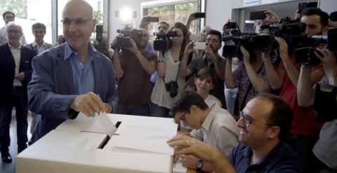 El lider de Uniò, Josep Antoni Duran Lleida, deposita su voto durante la jornada en la que los militantes democristianos están llamados a las urnas para votar la pregunta de la dirección de UDC.- EFE