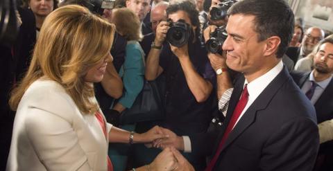 Susana Díaz recibe la felicitación del secretario general del PSOE, Pedro Sánchez, durante el acto institucional en el que ha tomado posesión como presidenta de la Junta de Andalucía. /EFE