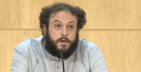 El concejal del Ayuntamiento de Madrid, Guillermo Zapata, durante una rueda de prensa en la que ha anunciado su renuncia como responsable de Cultura y Deportes municipal para no 'condicionar' al Gobierno encabezado por Manuela Carmena tras pedir perdón po