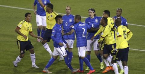 Tangana entre los jugadores de Brasil y Colombia en la Copa América. /REUTERS