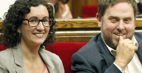 El presidente de ERC, Oriol Junqueras, y la secretaria general de ERC, Marta Rovira, en la sesión de control al Govern, en la que el líder independentista ha garantizado al presidente catalán, Artur Mas, que Esquerra está 'al servicio del Govern', tras la