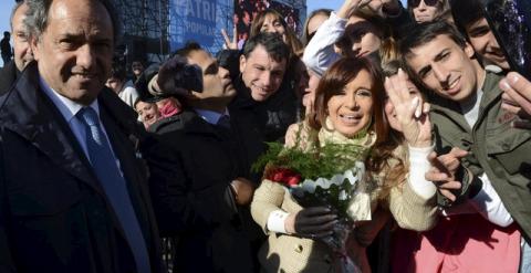 La presidenta argentina, Cristina Fernández, junto a varios seguidores y junto al gobernador de Buenos Aires, Daniel Scioli.- REUTERS