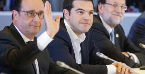 El presidente francés, François Hollande, junto al primer ministro griego, Alexis Tsipras, y el presidente español, Mariano Rajoy.- Olivier Hoslet (EFE)