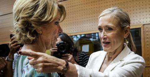 La nueva presidenta de la Comunidad de Madrid, Cristina Cifuentes (d), es felicitada por la presidenta del PP de Madrid, Esperanza Aguirre (i), tras ser elegida en la segunda jornada del debate de investidura que se celebra hoy en la Asamblea de Madrid