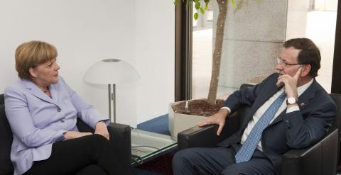 El presidente del Gobierno español Mariano Rajoy junto a la Canciller alemana Angela Merkel, hoy en Bruselas, durante la reunión bilateral realizada antes de la sesión plenaria de la cumbre europea. EFE/Horst Wagner