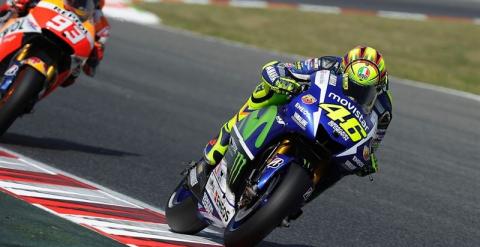 Rossi justo por delante de Márquez en Assen.