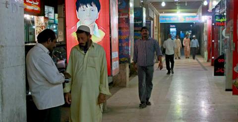 La visión rigorista y violenta del Islam que los saudíes subvencionan en España no impide que  traten salvajemente en su país a los musulmanes procedentes del Magreb o Asia. En la imagen, un mercado de la capital. FERRAN BARBER