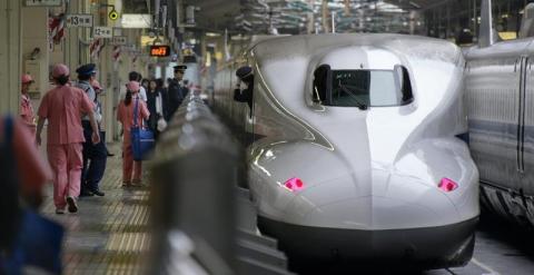 Fotografía de archivo del 1 de octubre de 2014 del tren bala Shinkansen en la estación de Tokio (Japón). Al menos dos personas han fallecido hoy, martes 30 de junio de 2015, después de que un pasajero se prendiera fuego en un Shinkansen (tren de alta velo