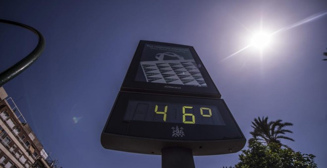 Un termómetro marca 46 grados el lunes en Córdoba. EFE