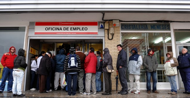 Cola de personas ante una oficina de Empleo en Madrid.