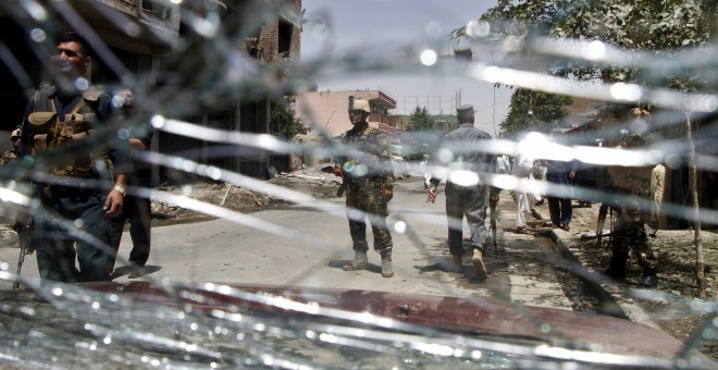 Miembros de los servicios de Seguridad afganos patrullan la zona donde ha explosionado un coche bomba en Kabul. EFE/HEDAYATULLAH AMID