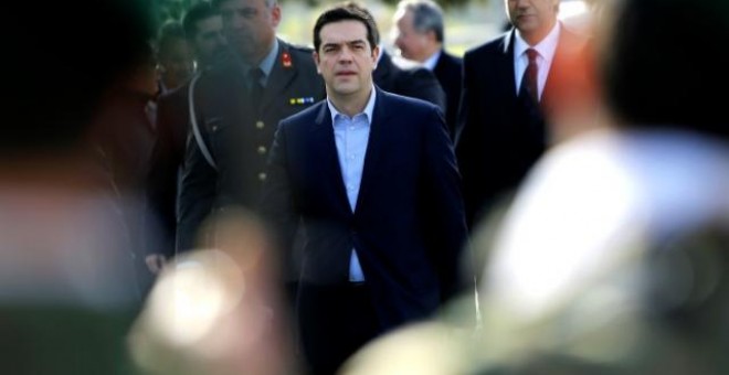 El primer ministro griego, Alexis Tsipras, frente a los soldados de la guardia de honor, durante una visita del presidente chipriota al Parlamento griego. AP