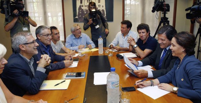 Gaspar Llamazares, frente a Javier Fernández, al inicio de la reunión entre IU y PSOE. / EFE